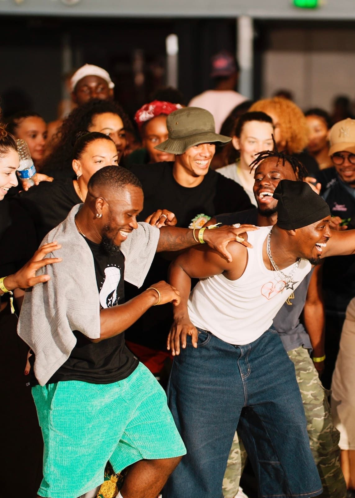Dansers die elkaar terugzien, crew-sfeer, Beafrika Camp 2025