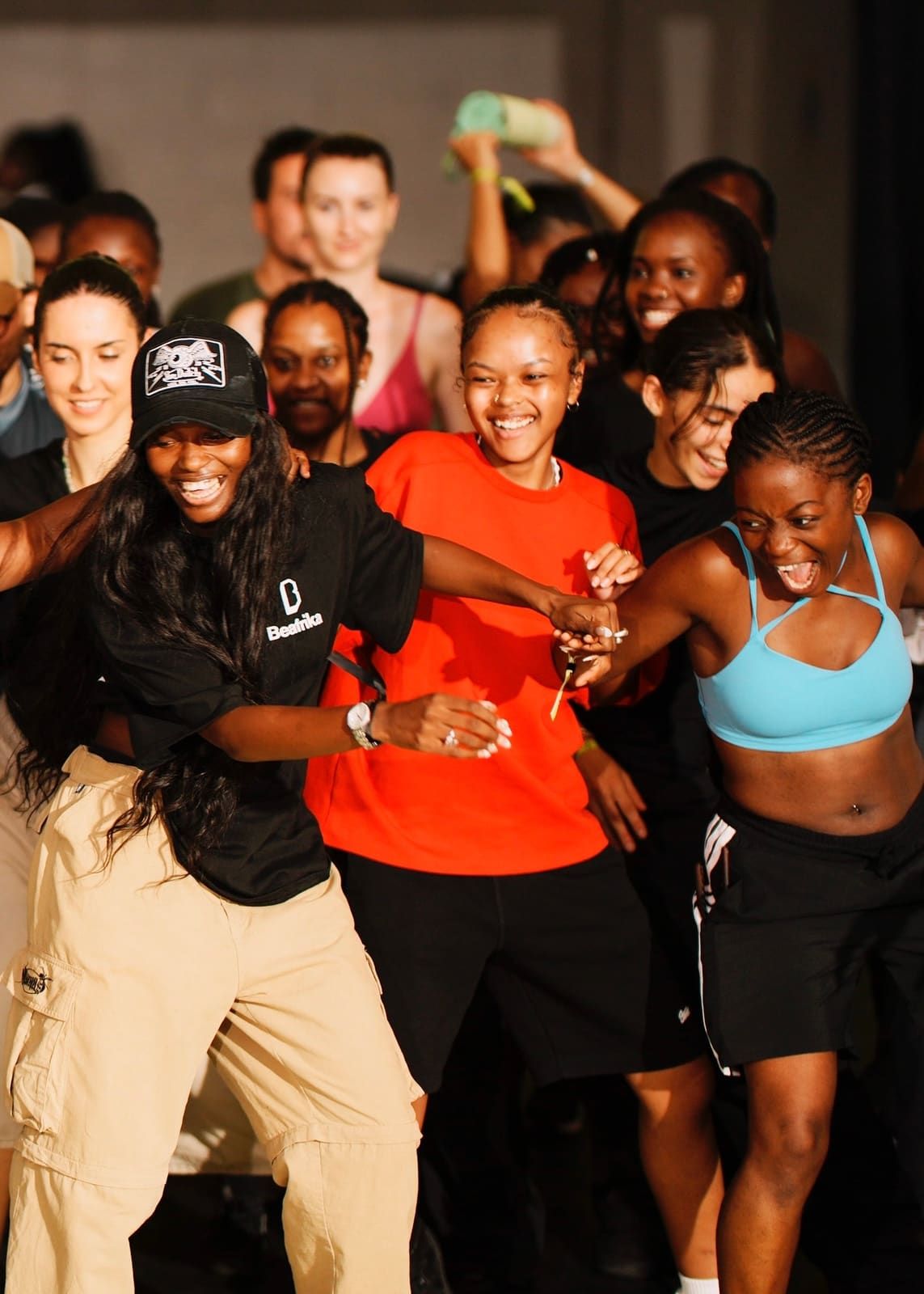 Kring van dansers tijdens een optreden, Beafrika Camp 2025