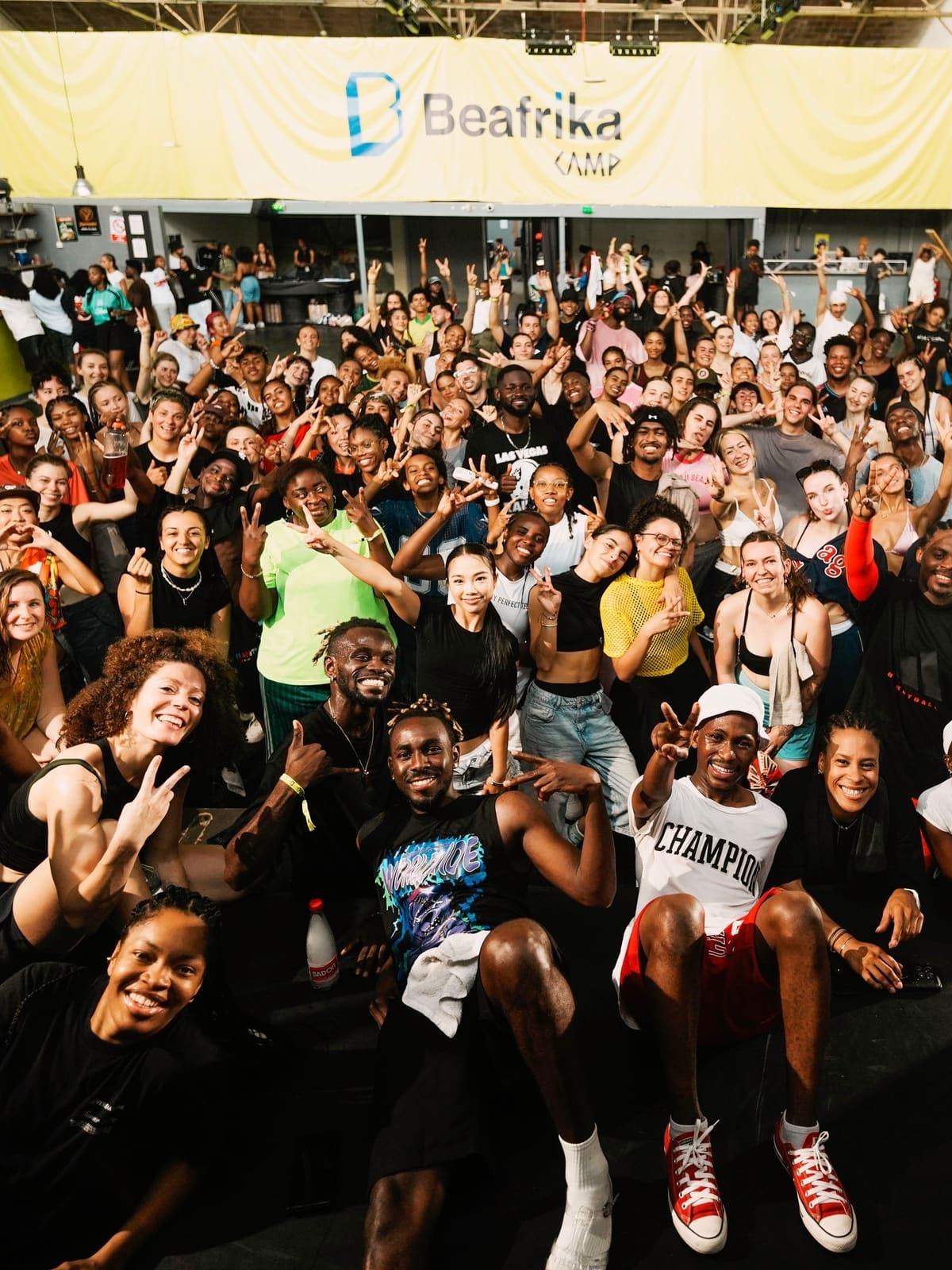 Alle deelnemers verzameld onder het Beafrika Camp-spandoek, editie 2025