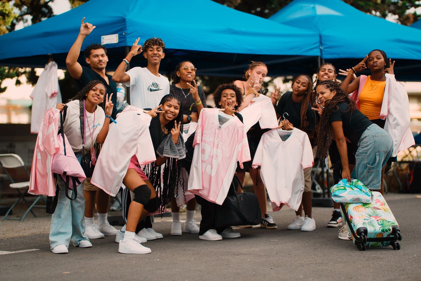 Deelnemers poseren met de officiële Camp-merch, editie 2025